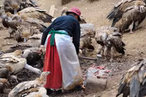 Rùng mình 5 nghi thức mai táng đáng sợ nhất thế giới