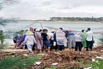 Một chiến sĩ công an chết bất thường trên biển Nhật Lệ