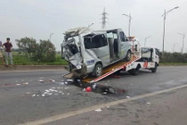 Xe tải đâm xe khách trên cao tốc Bắc Giang 8 người thương vong