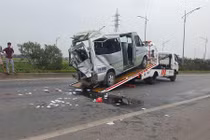 Xe tải đâm xe khách trên cao tốc Bắc Giang 8 người thương vong