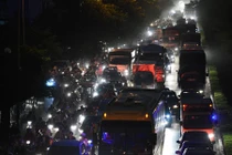 Xuống xe đi bộ 2 km vì giao thông tê liệt