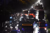 Xuống xe đi bộ 2 km vì giao thông tê liệt