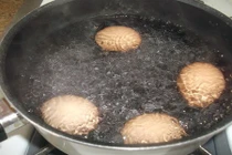 Xoay 2 quả trứng, bạn sẽ biết đâu là quả trứng đã luộc rồi