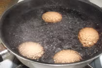 Xoay 2 quả trứng, bạn sẽ biết đâu là quả trứng đã luộc rồi