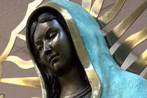 Ngỡ ngàng tượng Đức mẹ đồng trinh ''nhỏ lệ'' tỏa hương như hoa hồng 