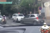 Clip ô tô cố tình chặn đầu xe cứu thương gây bức xúc