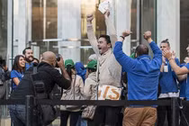 Người Việt làm gì để sớm mua được iPhone X?