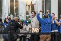 Người Việt làm gì để sớm mua được iPhone X?