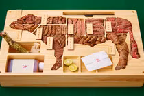 Cận cảnh hộp cơm thịt bò giá gần 70 triệu, đắt ngang xe SH