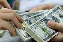 Vì sao các ngân hàng đồng loạt tăng giá USD kịch trần?