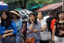 Con thi trường có tỷ lệ chọi cao nhất Hà Nội, phụ huynh thấp thỏm đợi chờ