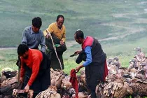 Muôn kiểu thiên táng rùng rợn trên thế giới