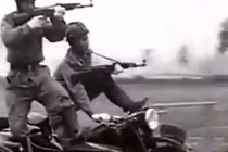 Xem công an vũ trang dùng chân lái xe, tay bắn súng