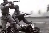 Xem công an vũ trang dùng chân lái xe, tay bắn súng