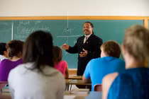 Ở nước ngoài chức danh giáo sư có dễ xét phong? 