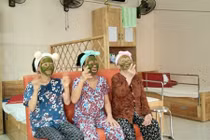 Câu chuyện ý nghĩa từ hình ảnh các cụ U80 đắp mặt nạ trà xanh 