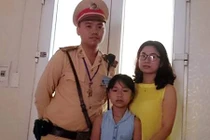 CSGT kịp thời giúp hai cháu bé lạc bố mẹ ở Tràng Tiền