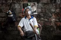 Độc đáo thợ cắt tóc vỉa hè VN trên báo Mỹ