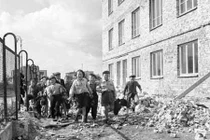 Rơi nước mắt hình ảnh trẻ em châu Âu sau CTTG2