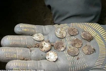 Phát hiện kho báu tiền cổ từ thời Anglo Saxon