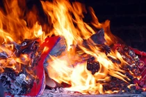 Đốt vàng mã trong tháng cô hồn như thế nào mới chuẩn? 