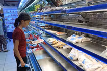 Siêu thị ở TP HCM "cháy hàng" thịt gà vịt rau củ sau ít giờ mở cửa
