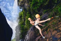 Màn cầu hôn “bá đạo” trên vách núi nguy hiểm nhất TQ