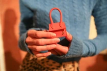 Túi xách 11 triệu đồng to bằng 3 ngón tay