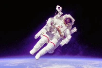 Ảnh kinh điển: Phi hành gia đi bộ ngoài không gian