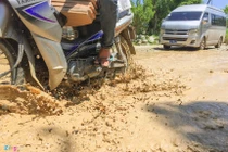 Ảnh: "Con đường đẹp nhất Việt Nam" ngập ổ voi, ổ gà