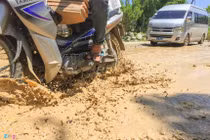 Ảnh: "Con đường đẹp nhất Việt Nam" ngập ổ voi, ổ gà