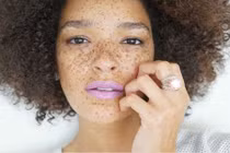 Vẻ cuốn hút của những người có màu da đặc biệt