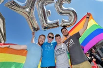 Bất ngờ sau màn cầu hôn đồng giới của Nghị sĩ Australia