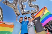 Bất ngờ sau màn cầu hôn đồng giới của Nghị sĩ Australia