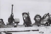 Loạt ảnh cực độc về phụ nữ miền Nam trong chiến thắng 30/4/1975