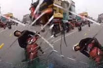 Người đàn ông say xỉn lái xe máy lao thẳng vào đầu ô tô