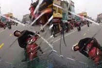 Người đàn ông say xỉn lái xe máy lao thẳng vào đầu ô tô