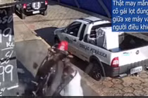 Video: Cô gái thoát chết khó tin khi đứng cạnh tai nạn khủng khiếp