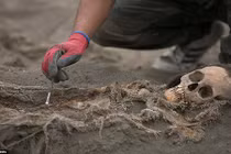 Phát hiện sốc về 56 thi hài trẻ em bị đem hiến tế