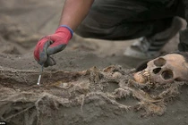 Phát hiện sốc về 56 thi hài trẻ em bị đem hiến tế