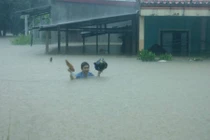 22 đoàn tàu nằm chờ, 5 người chết vì lũ