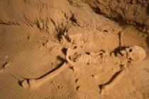 Lạ lùng trinh nữ phát sáng trong hang địa ngục