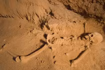 Lạ lùng trinh nữ phát sáng trong hang địa ngục