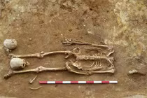 Ghê sợ loạt hài cốt dị hình có hộp sọ dưới chân 