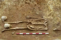 Ghê sợ loạt hài cốt dị hình có hộp sọ dưới chân 