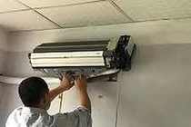 Video: Tay không lôi cả đàn rắn ra khỏi cục lạnh điều hòa 