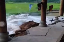 Video: Kinh hoàng khoảnh khắc ngôi nhà đổ sụp xuống sông ở Điện Biên