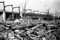 Kinh hoàng hình ảnh Mỹ dội bom Tokyo 70 năm trước 