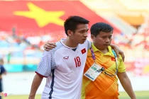 Hùng Dũng được đưa tới bệnh viện ngay giữa trận gặp Olympic Nhật Bản