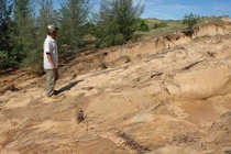 Cận cảnh: Vỡ bao hồ chứa nước đãi titan ở Bình Thuận